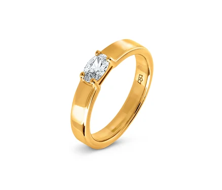 Detailaufnahme eines goldenen Rings mit klarem Stein.