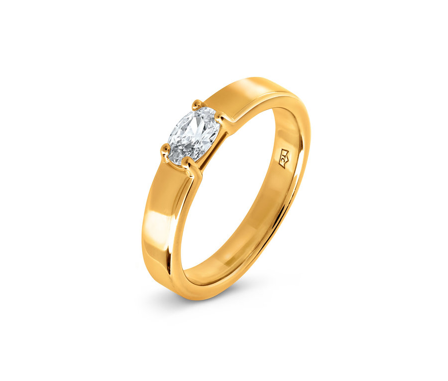 Detailaufnahme eines goldenen Rings mit klarem Stein.