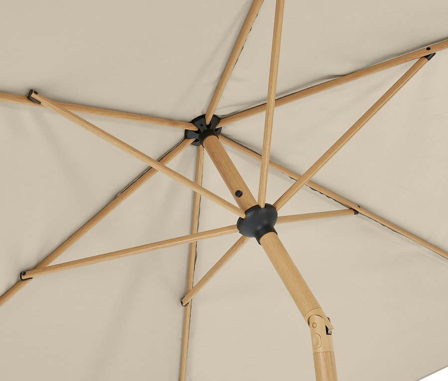 Ansicht von unten des beigen Leco Marktschirms in Holzoptik inkl. Abdeckhaube.