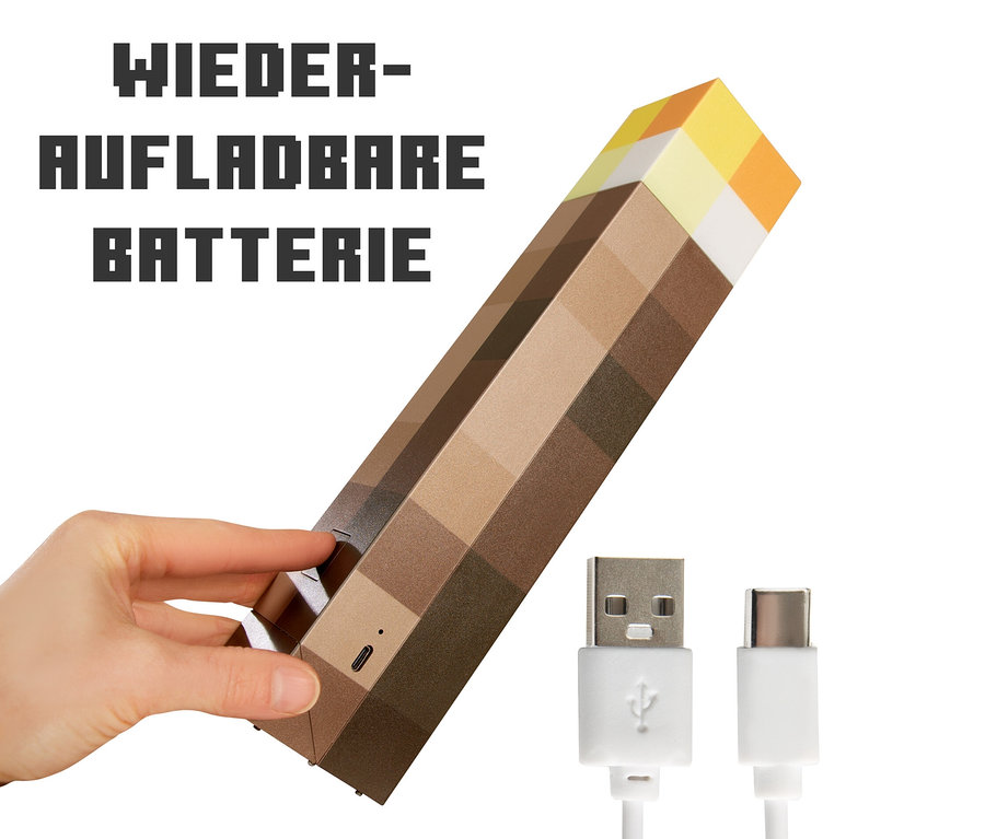 Eine Hand drückt einen Knopf auf einer MINECRAFT LED Dekoleuchte in Fackelform, daneben liegt ein USB-Kabel.