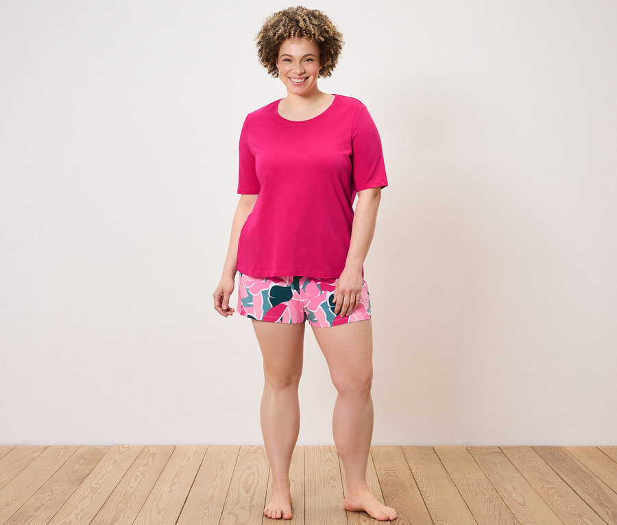 Frau trägt ein Shorty-Pyjama-Set.