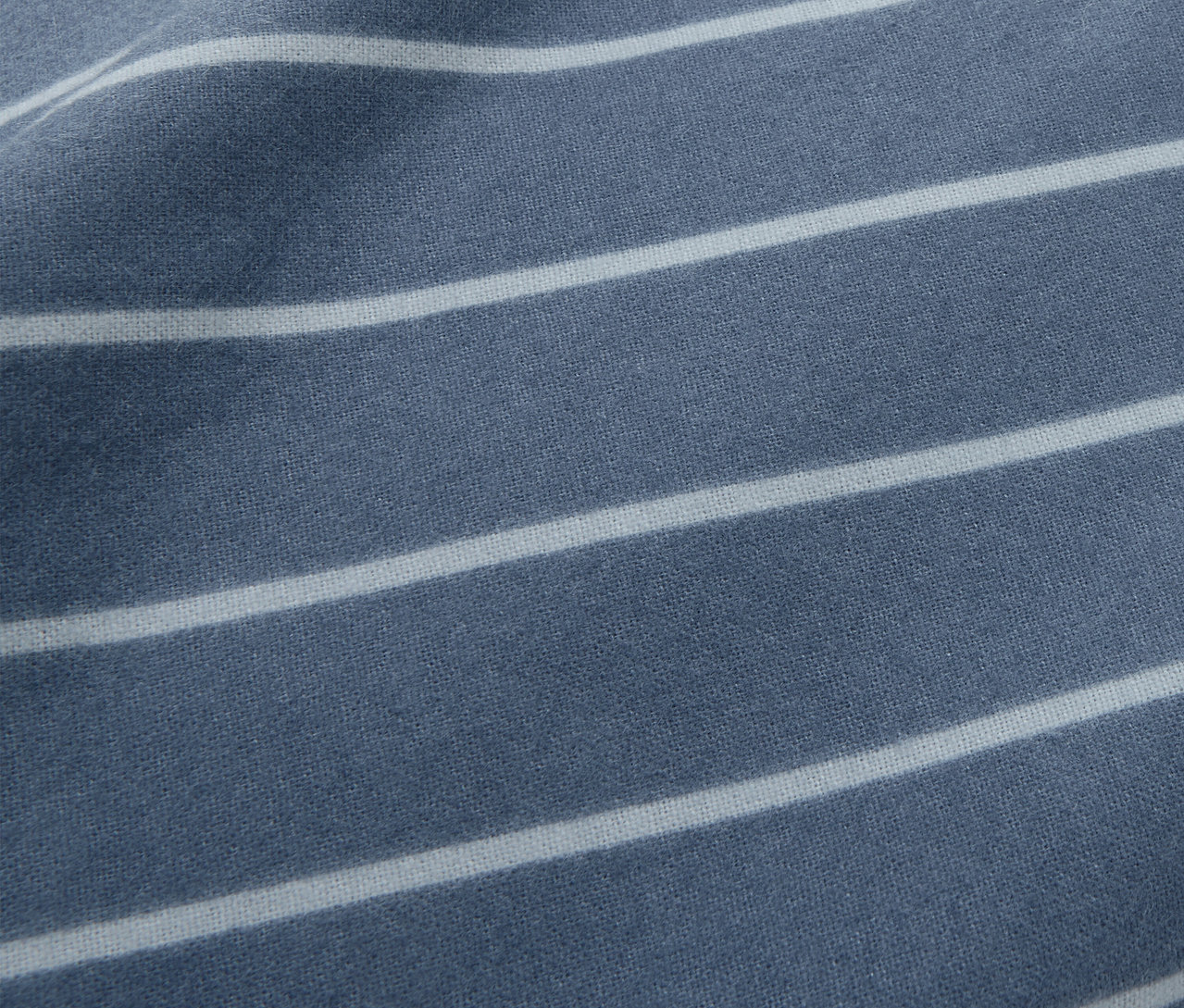 Gestreifte, blaue Biber-Bettwäsche in Standardgröße.