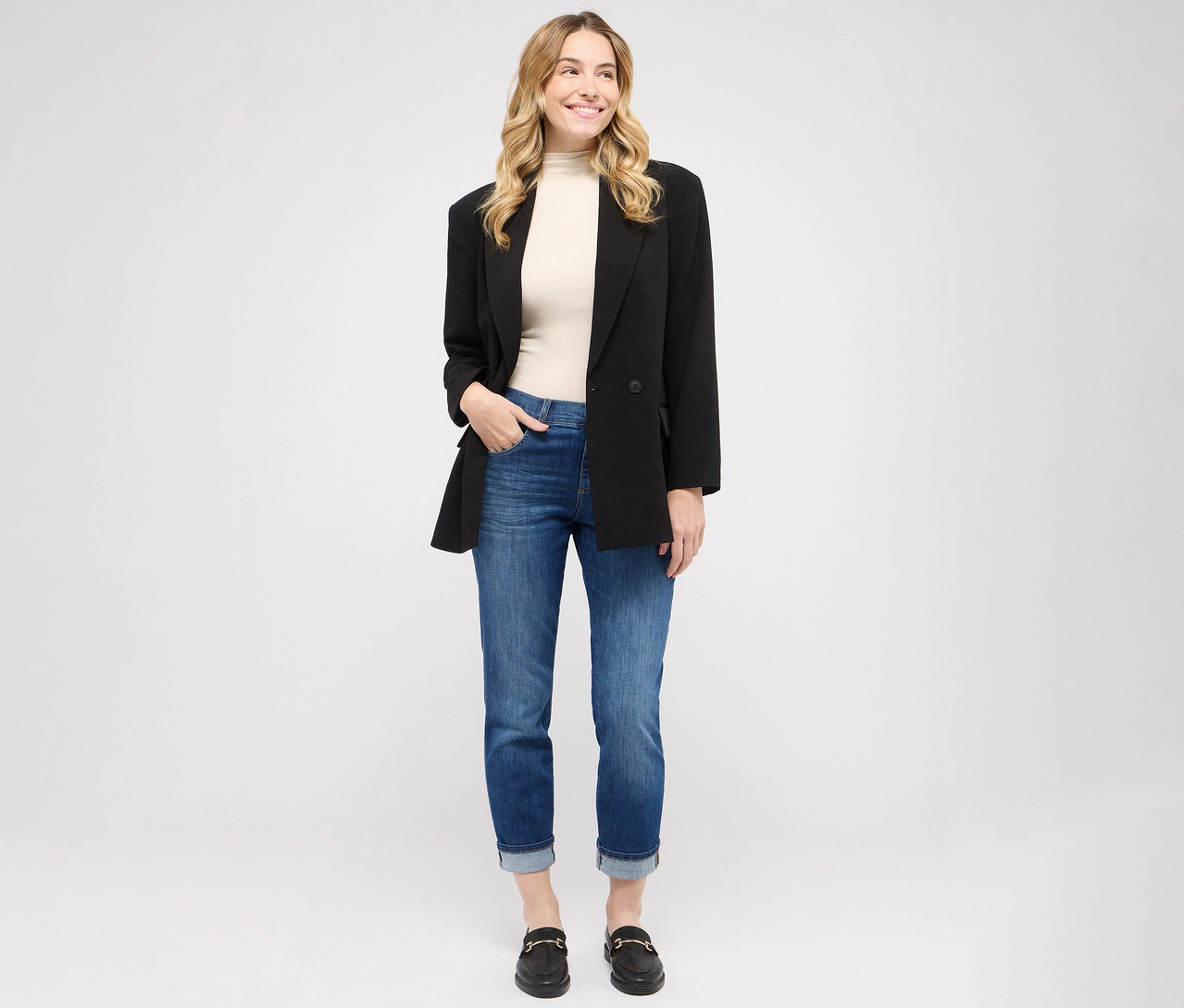 Frau trägt Angels Jeans »Darleen TU«, Cropped 7/8, Top und Blazer, während sie steht.