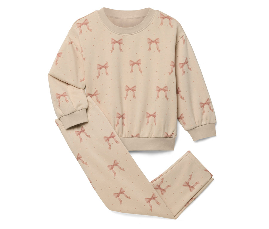 Beiger Schlafanzug mit Schleifenmuster, bestehend aus einem Oberteil und einer Hose.