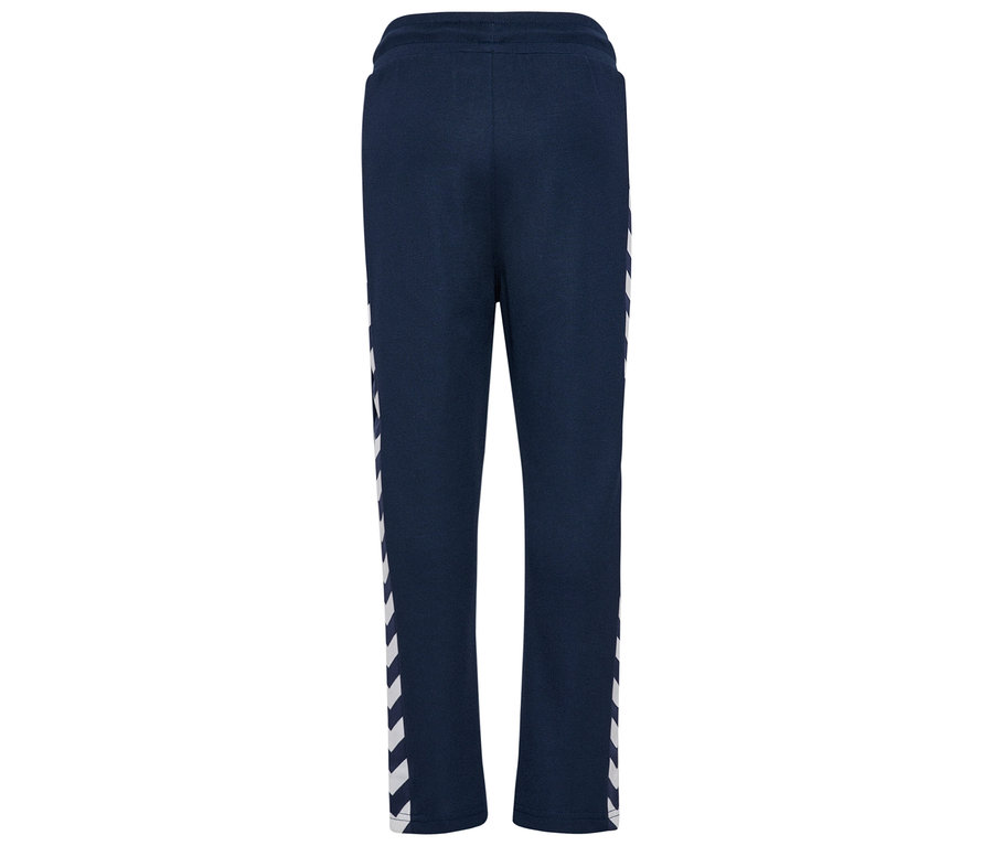 Dunkelblaue HUMMEL HMLJR Archive Regular Poly Pants von hinten, mit weißen Winkelstreifen an der Außenseite der Beine.