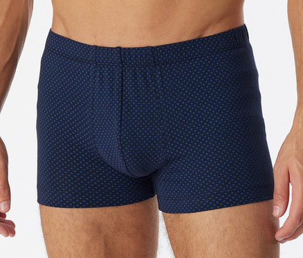 Mann trägt SCHIESSER Shorts mit Alloverprint.