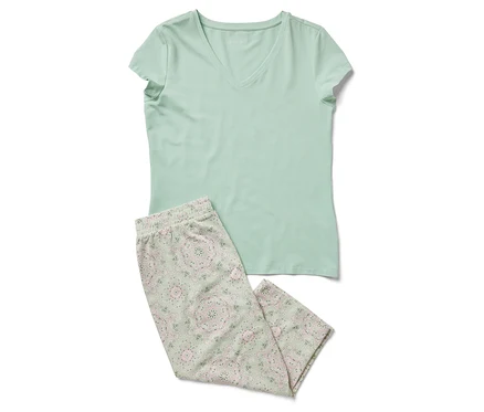 Ein hellgrünes 3/4-Pyjama-Set mit einem V-Ausschnitt-Top und gemusterten Hosen.