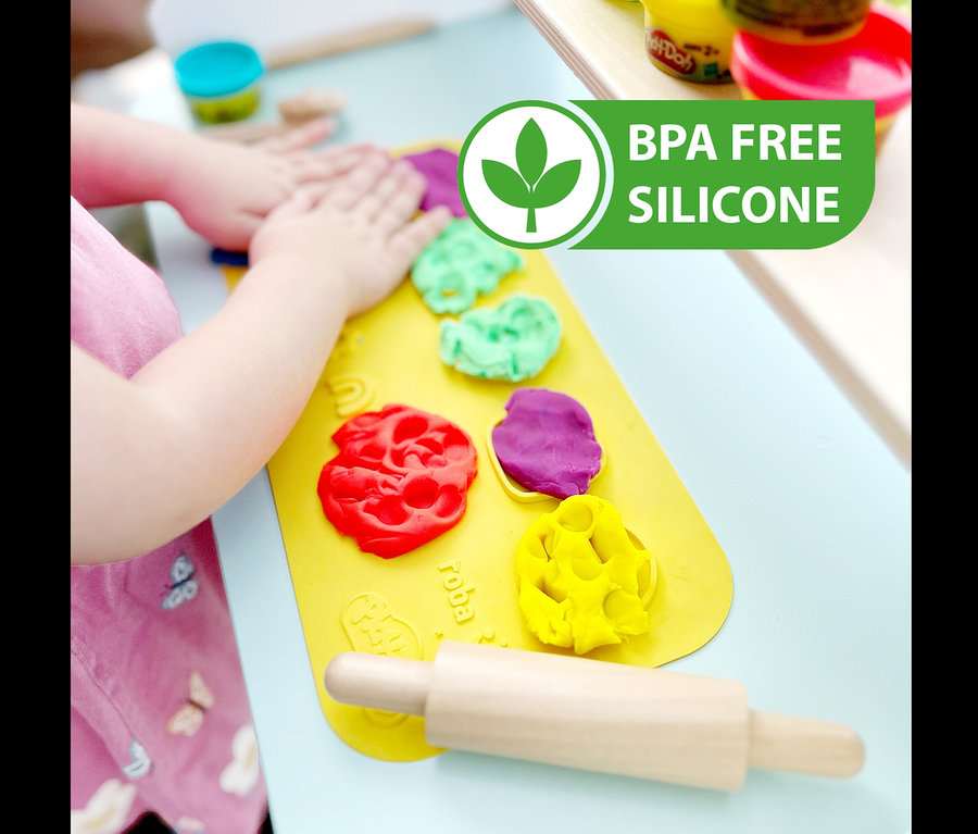 Kind spielt mit Knete auf einer gelben roba x Play-Doh Knet-Spielset 1 Unterlage.