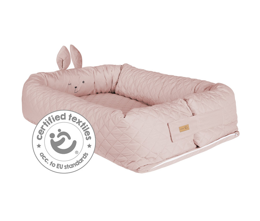 Rosa Roba Babylounge mit Hasenohren.