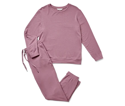 Rosa Damen Schlafanzug Set mit langärmligem Oberteil und Hose.