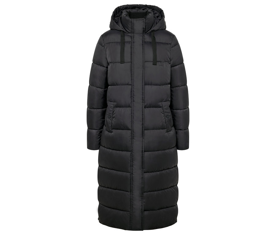 Ein langer, gesteppter, schwarzer Mantel mit Kapuze.