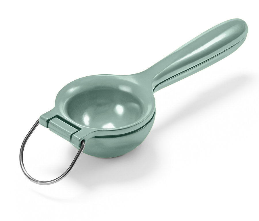 Eine grüne Zitronenpresse mit Metallgriff.