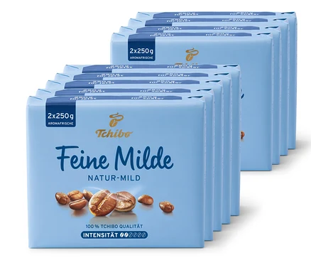 Eine Packung Feine Milde gemahlener Kaffee 9x500g von Tchibo. Die Packungen sind blau mit einer Abbildung von Kaffeebohnen.