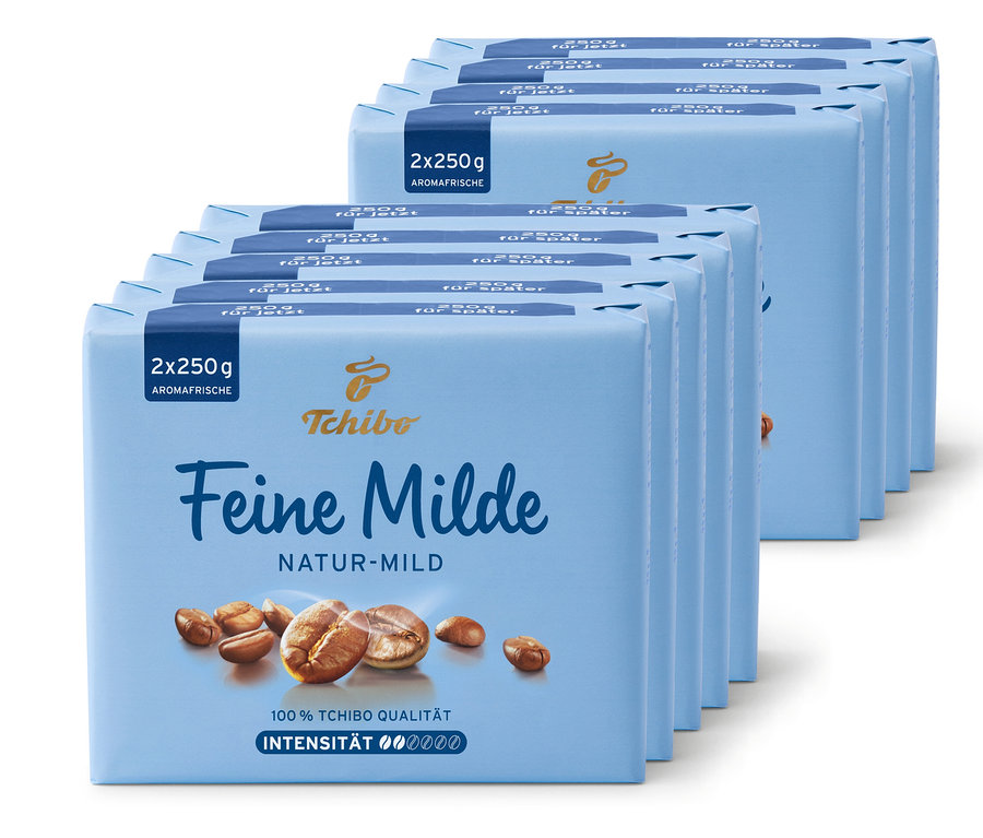 Eine Packung Feine Milde gemahlener Kaffee 9x500g von Tchibo. Die Packungen sind blau mit einer Abbildung von Kaffeebohnen.