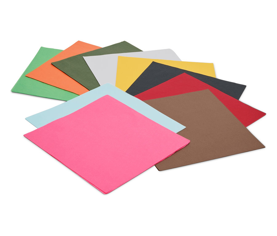 Eine Ansammlung von verschiedenfarbigen quadratischen Papierblättern liegt übereinander.