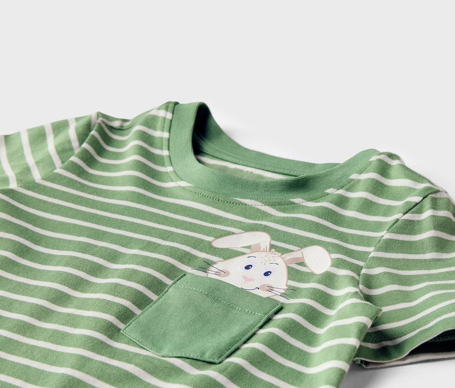 Grün-weiß gestreiftes T-Shirt mit Hasenmotiv auf der Brusttasche.