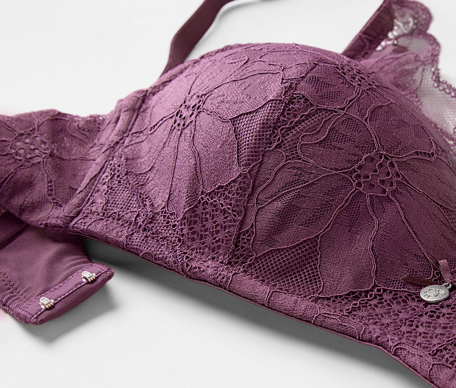 Detailansicht eines auberginefarbenen Softschalen-BHs mit Blumenspitze.