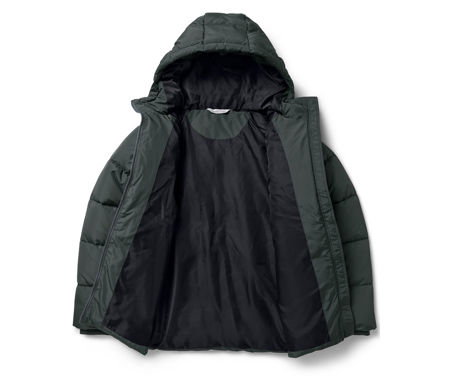 Offene grüne Daunenjacke mit Kapuze. Das Innere der Jacke ist schwarz.