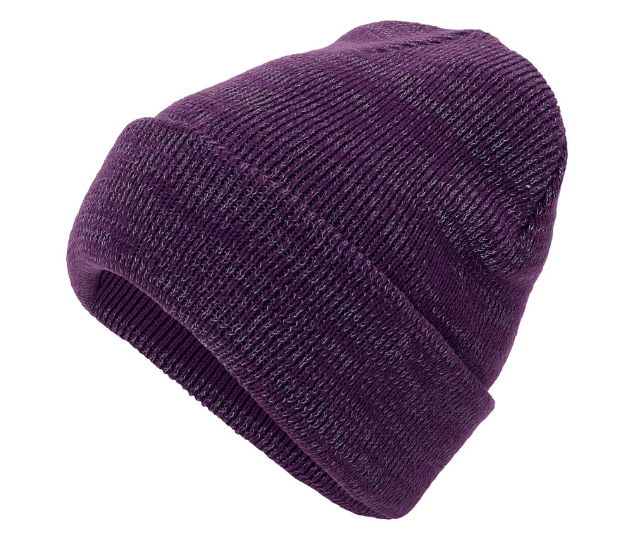 Eine violette Strickmütze mit umgeschlagenem Rand auf weißem Hintergrund.