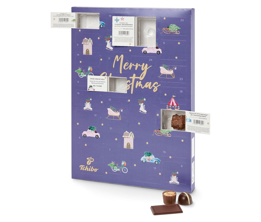 Blauer Tchibo Adventskalender mit geöffneten Türchen und weihnachtlichen Motiven. Pralinen liegen davor.