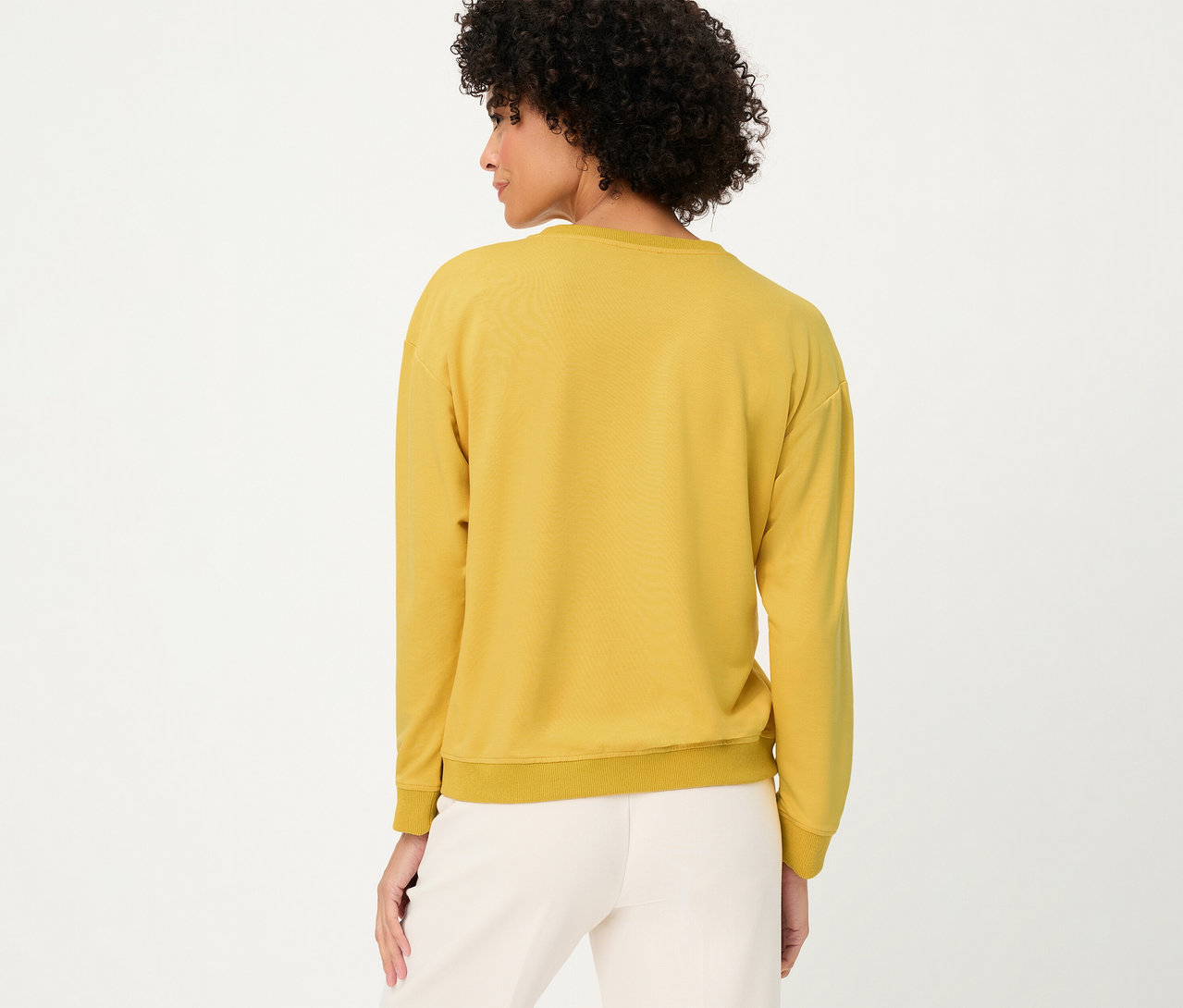 Frau von hinten mit Olsen Sweatshirt Long Sleeves in Gelb und hellen Hosen.