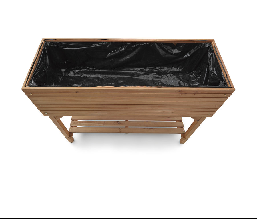Draufsicht auf einen hölzernen Pflanzkasten mit schwarzer Auskleidung.
