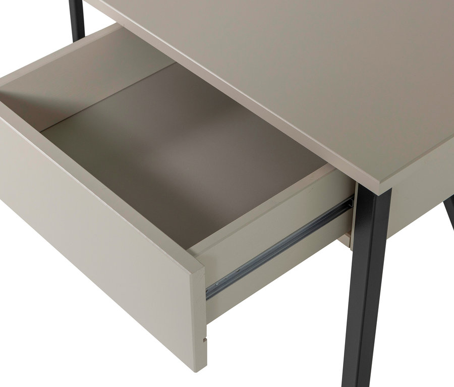 Nahaufnahme eines hellgrauen Schreibtisches mit einer offenen Schublade und schwarzen Beinen.