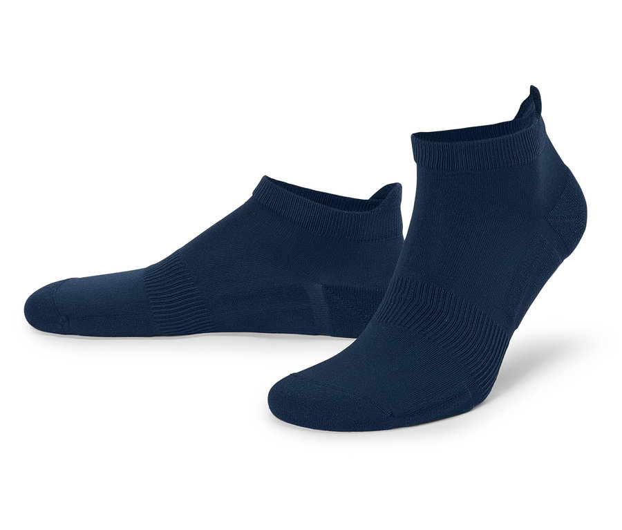 Zwei marineblaue, kurze Socken liegen auf einem weißen Hintergrund.