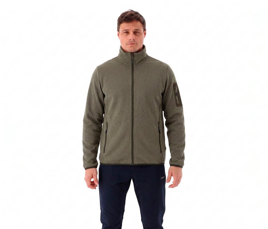 Mann trägt CMP Herren-Knit-Tech-Fleece in Olivgrün und blaue Hose vor weißem Hintergrund.