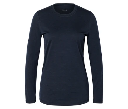 Dunkelblaues Langarmshirt mit Rundhalsausschnitt und einem kleinen weißen Etikett mit der Aufschrift „ACTIVE“ am Kragen.
