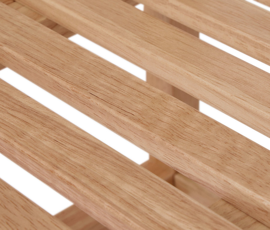 Nahaufnahme von hellbraunen Holzlatten mit weißen Zwischenräumen.