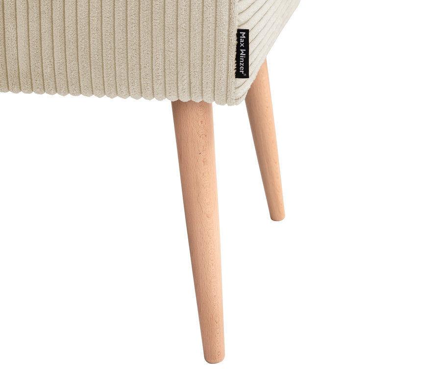 Detailansicht eines beigen Cordhockers mit Holzbeinen und Max Winzer Etikett.