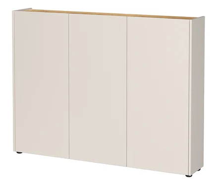 Dreitüriger, cremefarbener Schrank mit Holzplatte oben und schwarzen Füßen.
