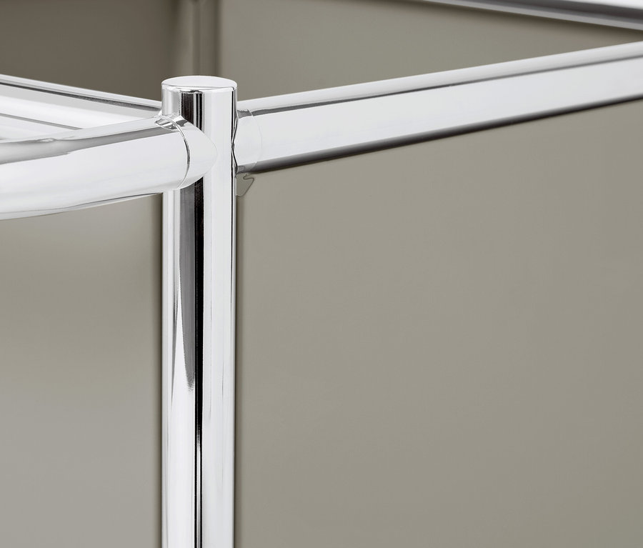 Detailansicht eines verchromten Metallregals mit grauen Paneelen.