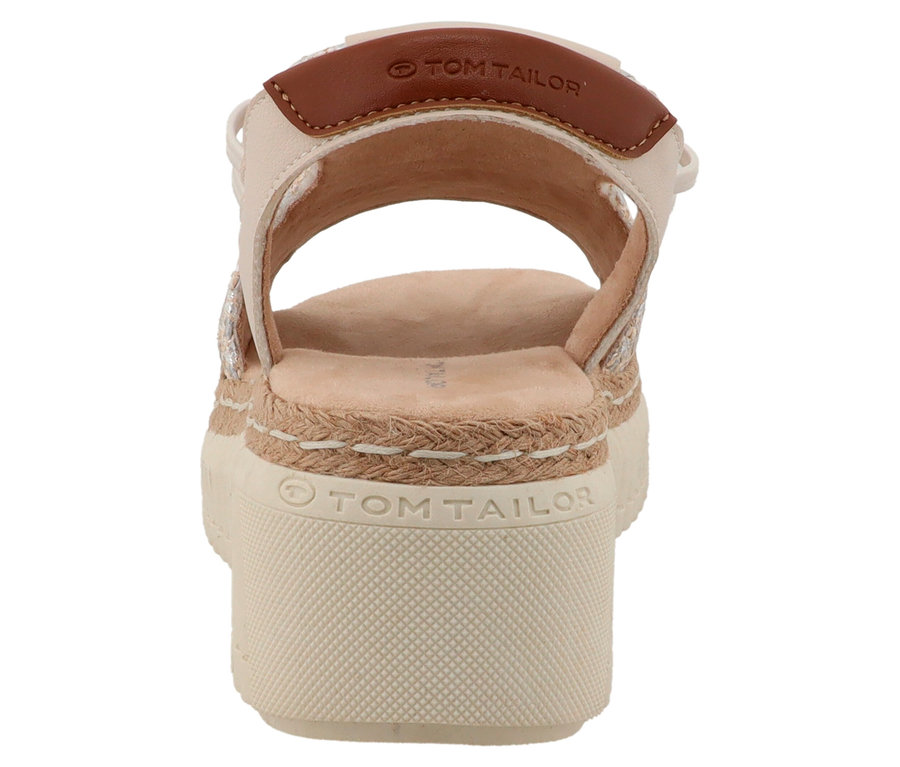 Nahaufnahme von hinten einer einzelnen Sandale der Marke Tom Tailor in Beige mit Bastdetails an der Sohle.