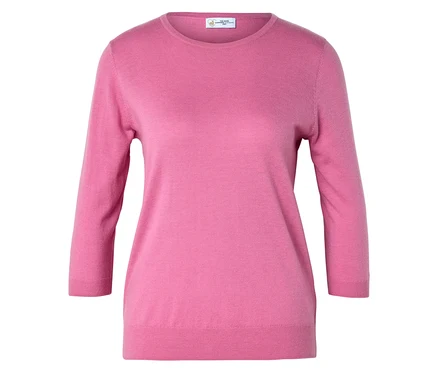 Ein rosafarbener Pullover mit Dreiviertelärmeln liegt flach.