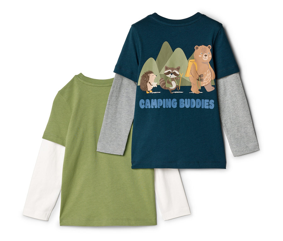 Zwei langärmlige Kindershirts liegen übereinander. Das obere Shirt ist blau mit einem Bären-, Waschbär- und Igelmotiv.