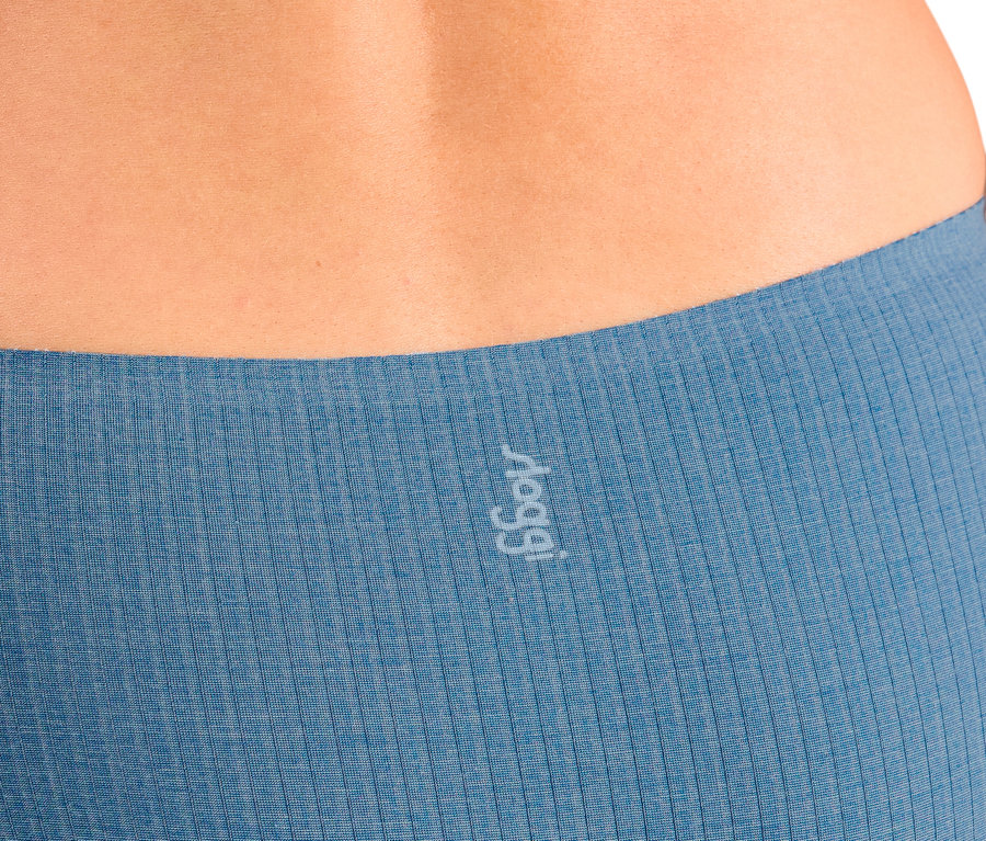 Nahaufnahme des unteren Rückens einer Person, die den oberen Rand einer blauen gerippten Unterhose mit einem weißen „sloggi“-Logo auf der linken Seite zeigt.