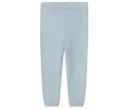 Hellblaue, gestrickte Hose für Babys liegt auf einem weißen Hintergrund.
