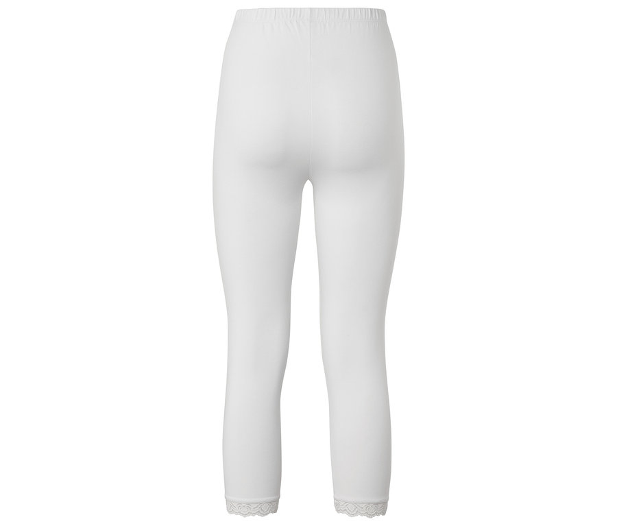 Weisse Leggings mit Spitze am Beinabschluss.