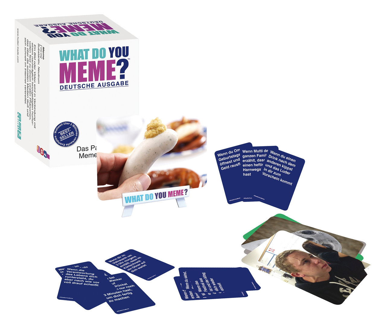 Eine Hand hält eine Weißwurst mit Senf, im Hintergrund die Spielbox »What do you meme« und Spielkarten.