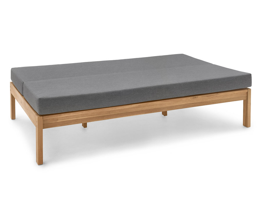 Ein Liegestuhl mit hellbraunem Holzrahmen und grauem Bezug.