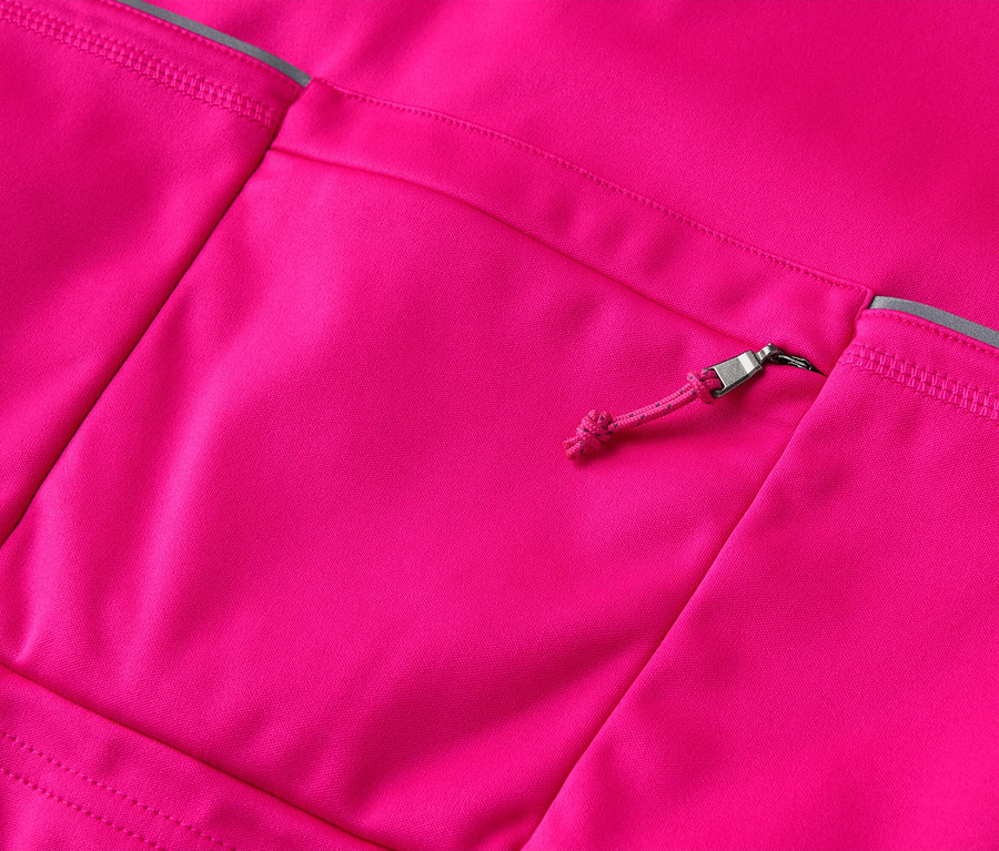 Nahaufnahme einer pinkfarbenen Jacke mit Reißverschlusstasche.