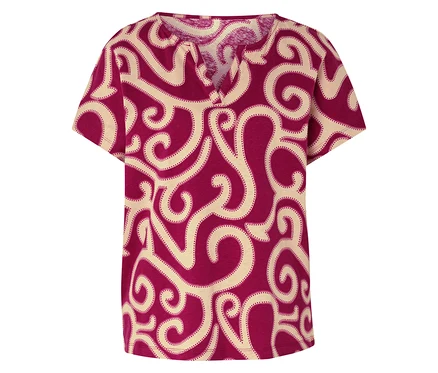 Ein kurzärmeliges Shirt mit V-Ausschnitt und einem Muster aus beigen Schnörkeln mit Punkten auf einem pinkfarbenen Hintergrund.