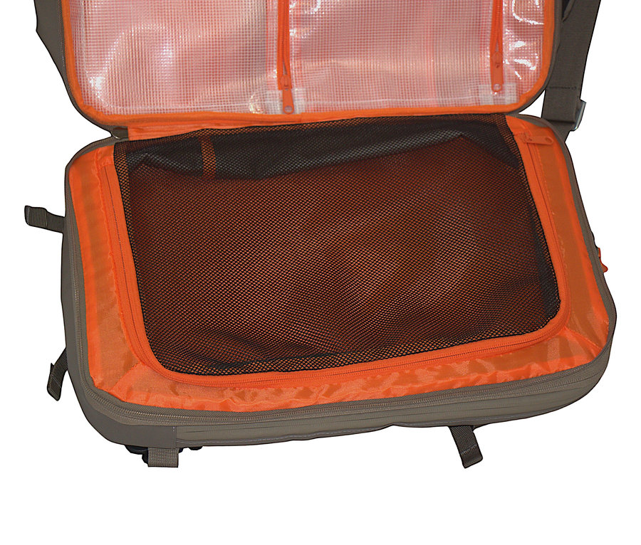 Innenansicht des offenen Tambu Outdoor-Rucksacks »JATRI 30« mit orangefarbenem Rand und Netzstoff.
