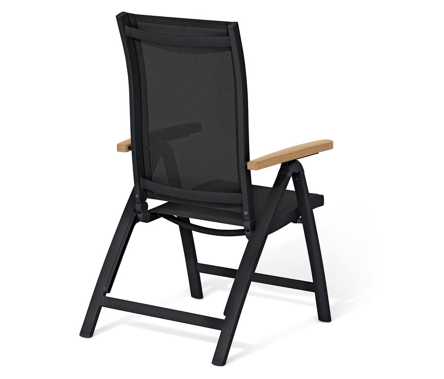 Ein schwarzer Gartenstuhl mit Holzarmlehnen steht vor einem weißen Hintergrund.