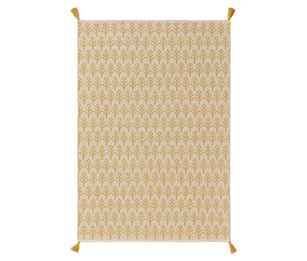 Ein beiger Teppich mit einem sich wiederholenden goldenen Blattmuster und Quasten an den Ecken.