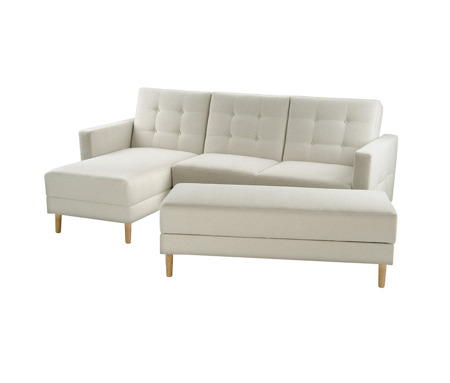 Helles beiges Ecksofa mit einer Recamiere auf der linken Seite und einem passenden Hocker. Das Sofa hat knopfgetuftete Rückenlehnen und helle Holzbeine.