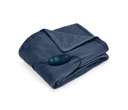 Zusammengelegte dunkelblaue Heizdecke mit Beurer-Controller und roter Kontrollleuchte.