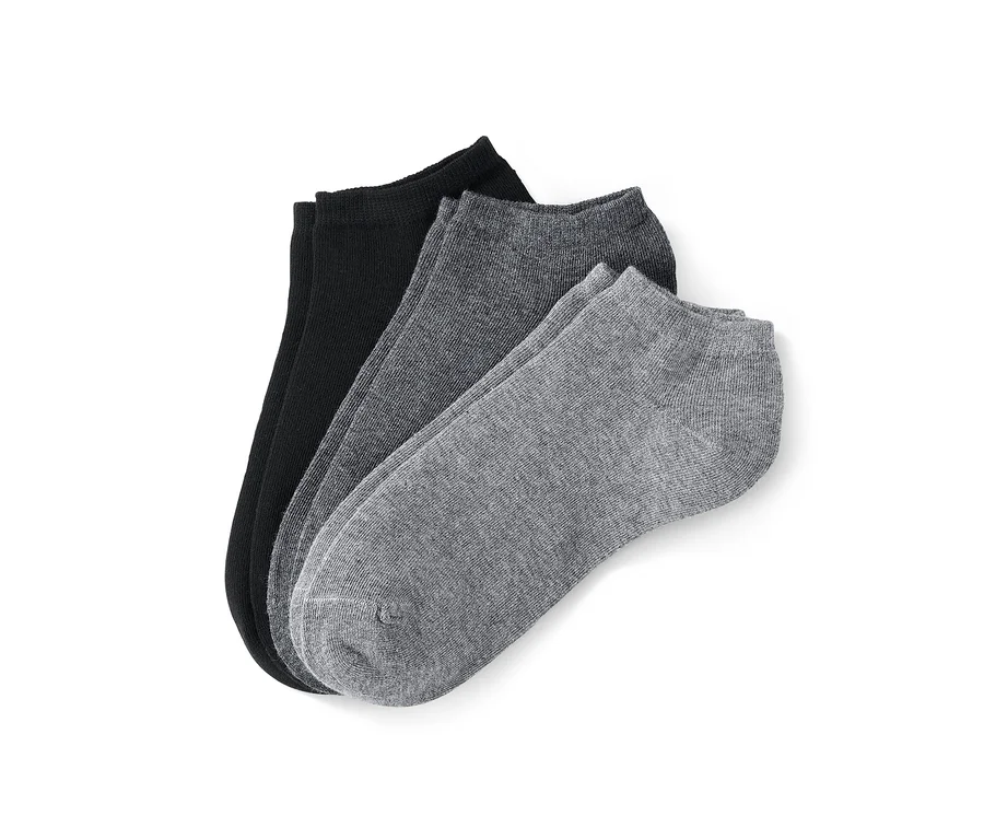 Ein Satz aus 3 Paar Sneakersocken in Schwarz, Dunkelgrau und Hellgrau liegt auf einem weißen Hintergrund.